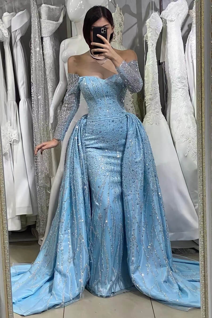 Abito da sera con scollo a cuore, maniche lunghe, perline e paillettes blu, spalle scoperte e lunghe balze