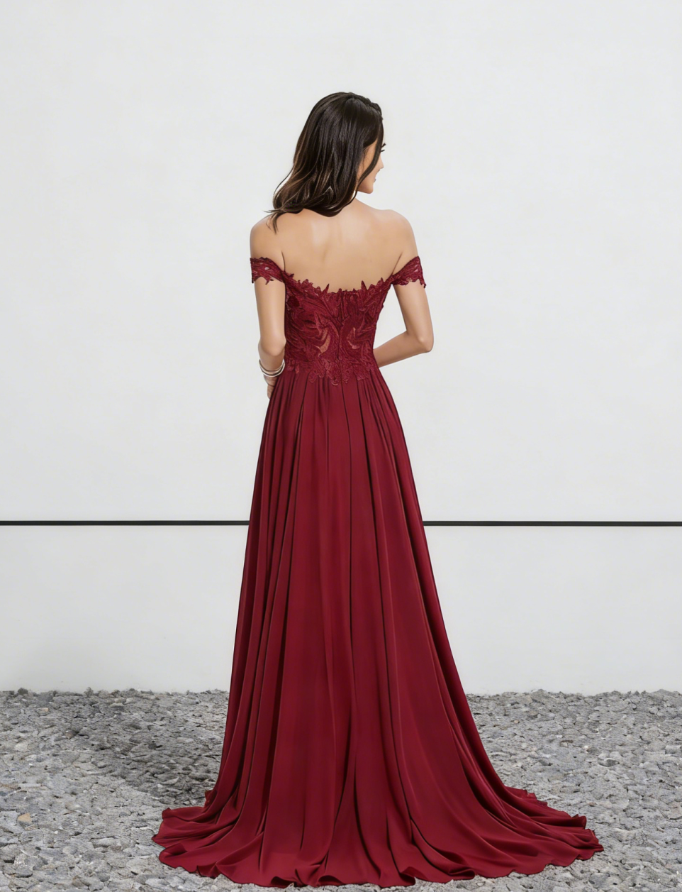 Abito lungo bordeaux in chiffon di pizzo con scollo a barca, spacco alto e strascico