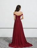 Abito lungo bordeaux in chiffon di pizzo con scollo a barca, spacco alto e strascico