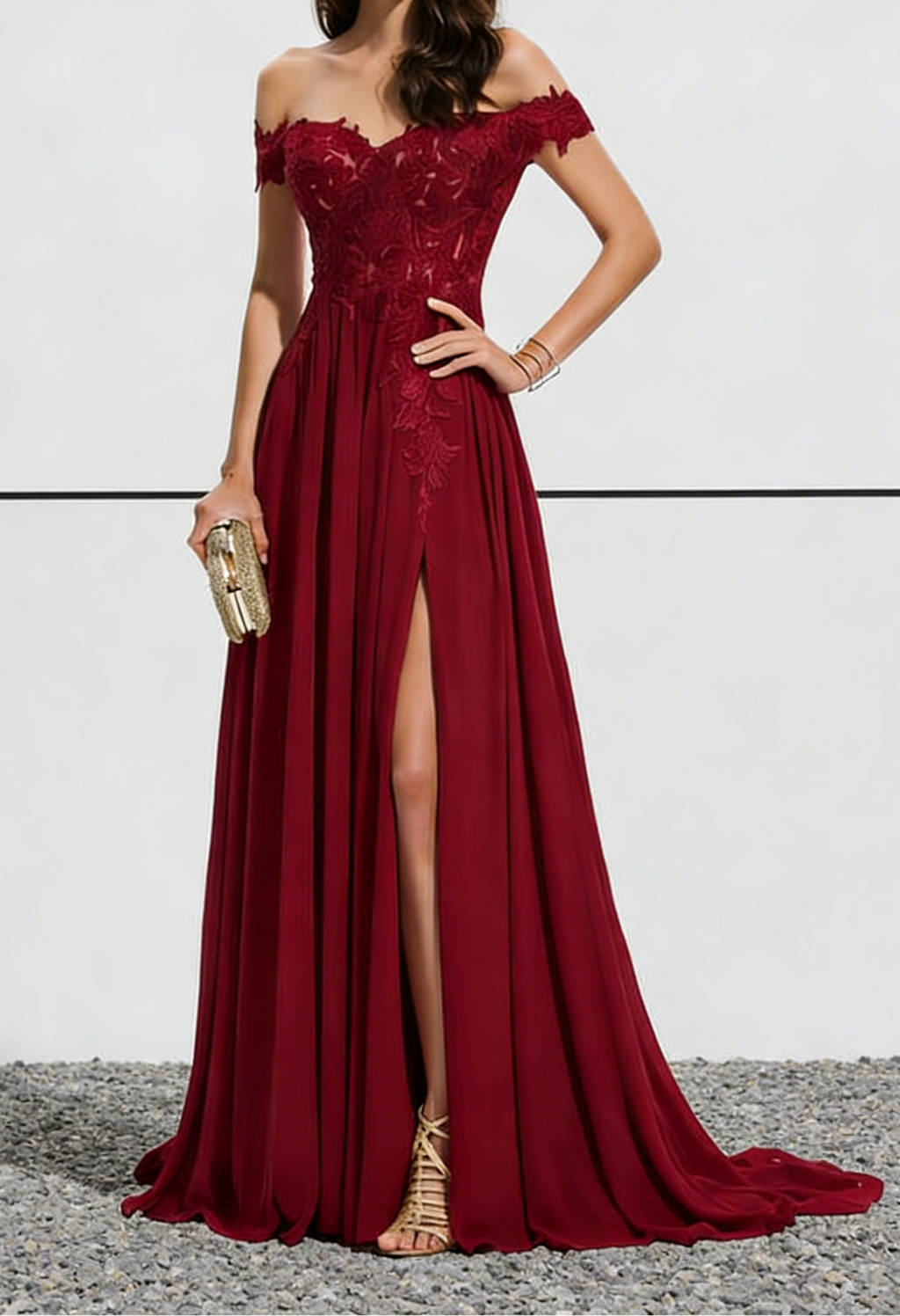 Abito lungo bordeaux in chiffon di pizzo con scollo a barca, spacco alto e strascico