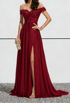 Abito lungo bordeaux in chiffon di pizzo con scollo a barca, spacco alto e strascico