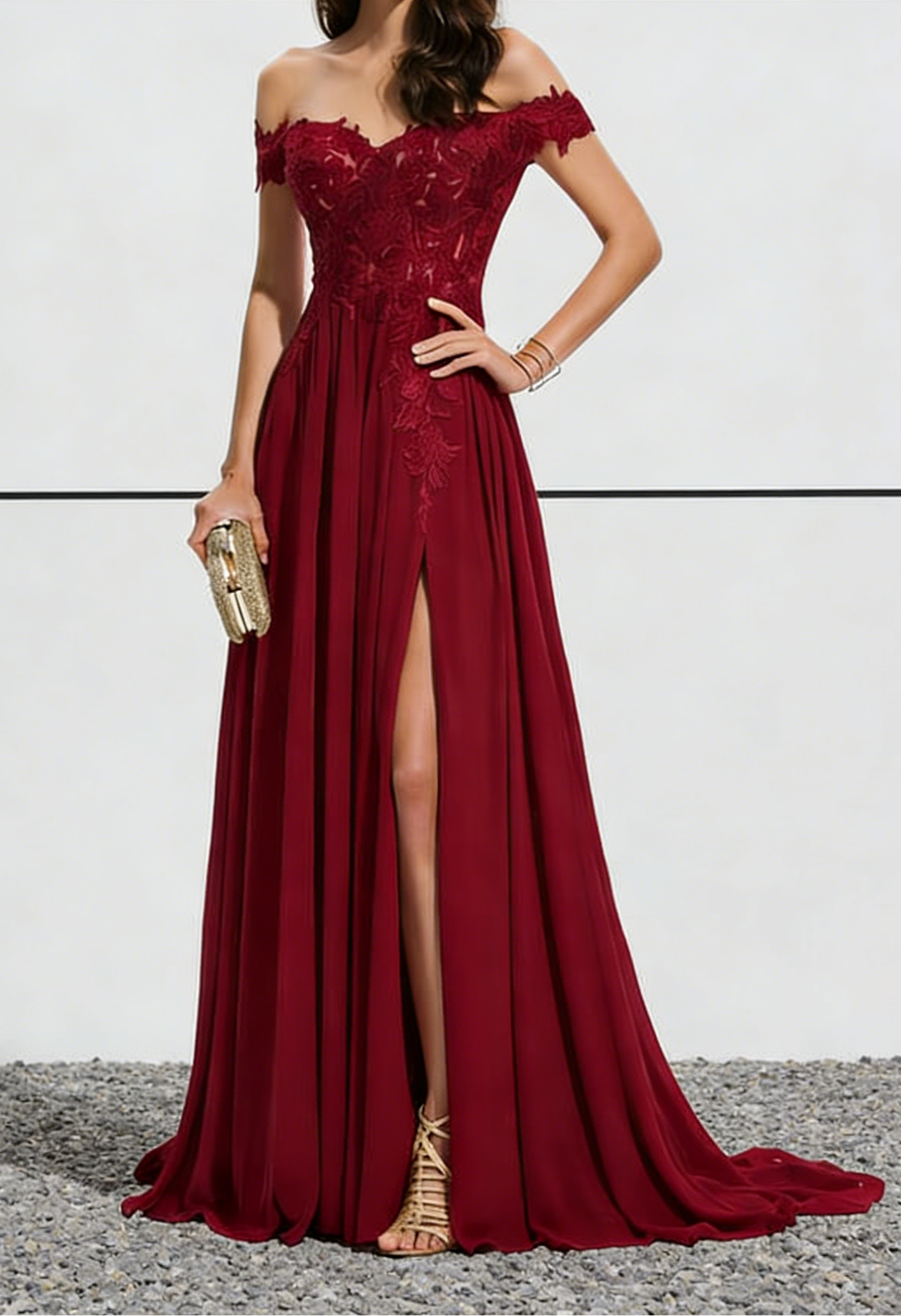 Abito lungo bordeaux in chiffon di pizzo con scollo a barca, spacco alto e strascico