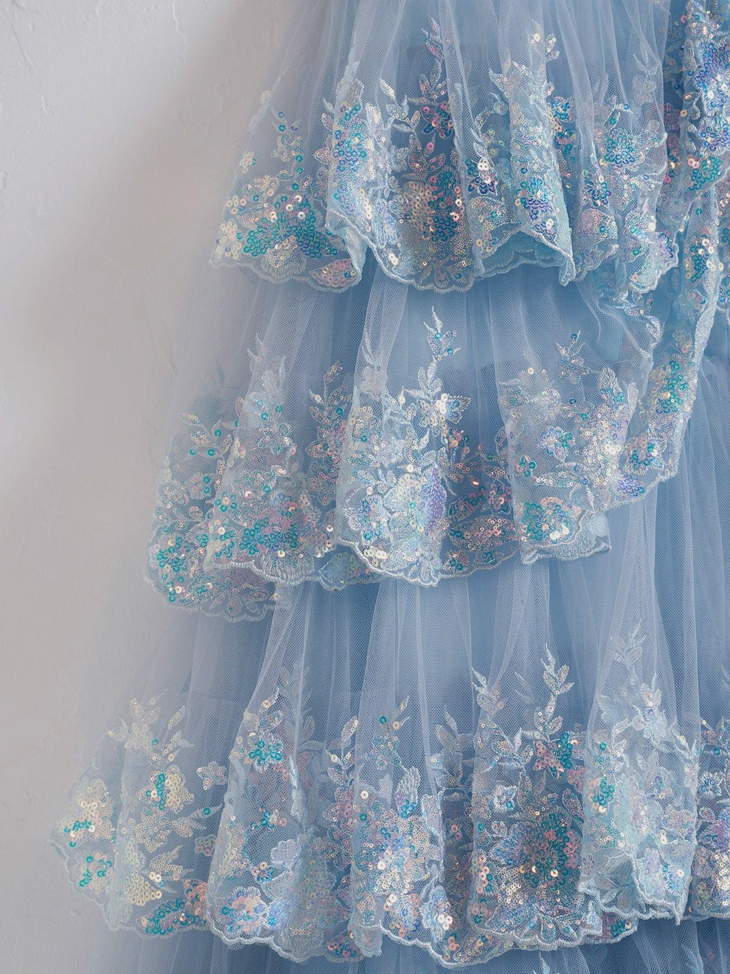 Capri | Abito da sera azzurro con paillettes cristallo, linea a principessa, scollatura a spalle scoperte e balze di pizzo
