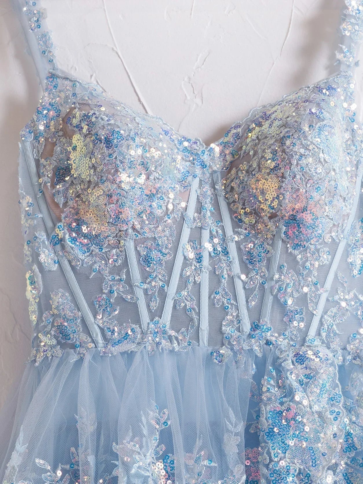 Capri | Abito da sera azzurro con paillettes cristallo, linea a principessa, scollatura a spalle scoperte e balze di pizzo