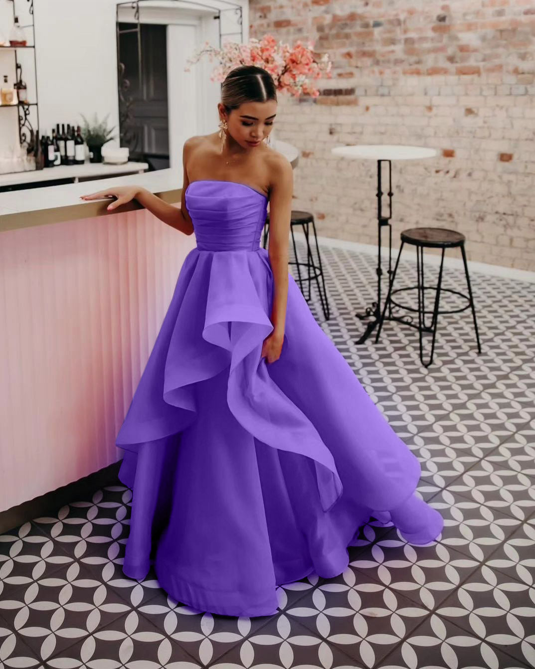 Vestido de fiesta de organza rosa claro con corte en A y sin tirantes