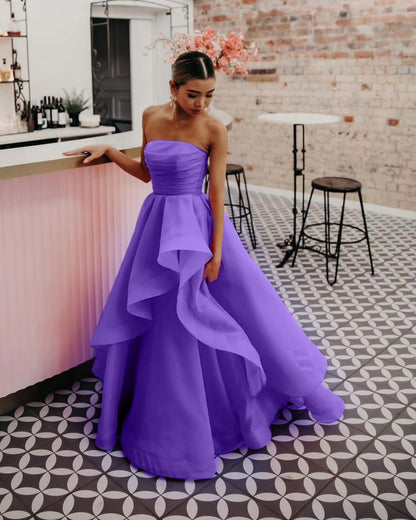 Vestido de fiesta de organza rosa claro con corte en A y sin tirantes