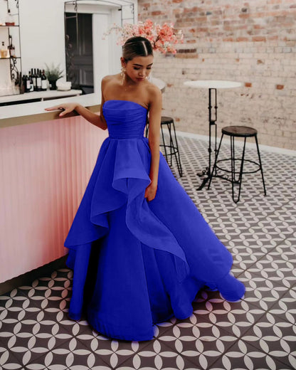 Vestido de fiesta de organza rosa claro con corte en A y sin tirantes
