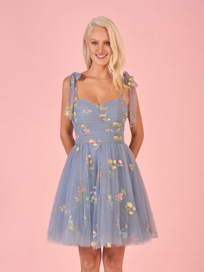 Kurzes Aline-Heimkehrkleid aus Tüll mit Herzausschnitt und Blumenmuster