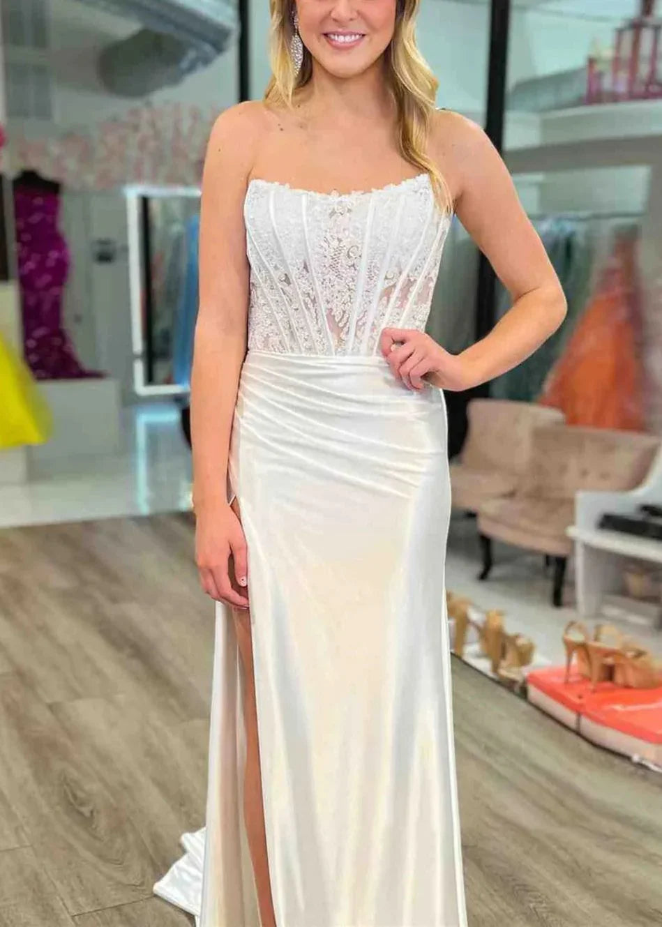 Arielle | Robe de bal en satin, corset sans bretelles, coupe fourreau avec fente