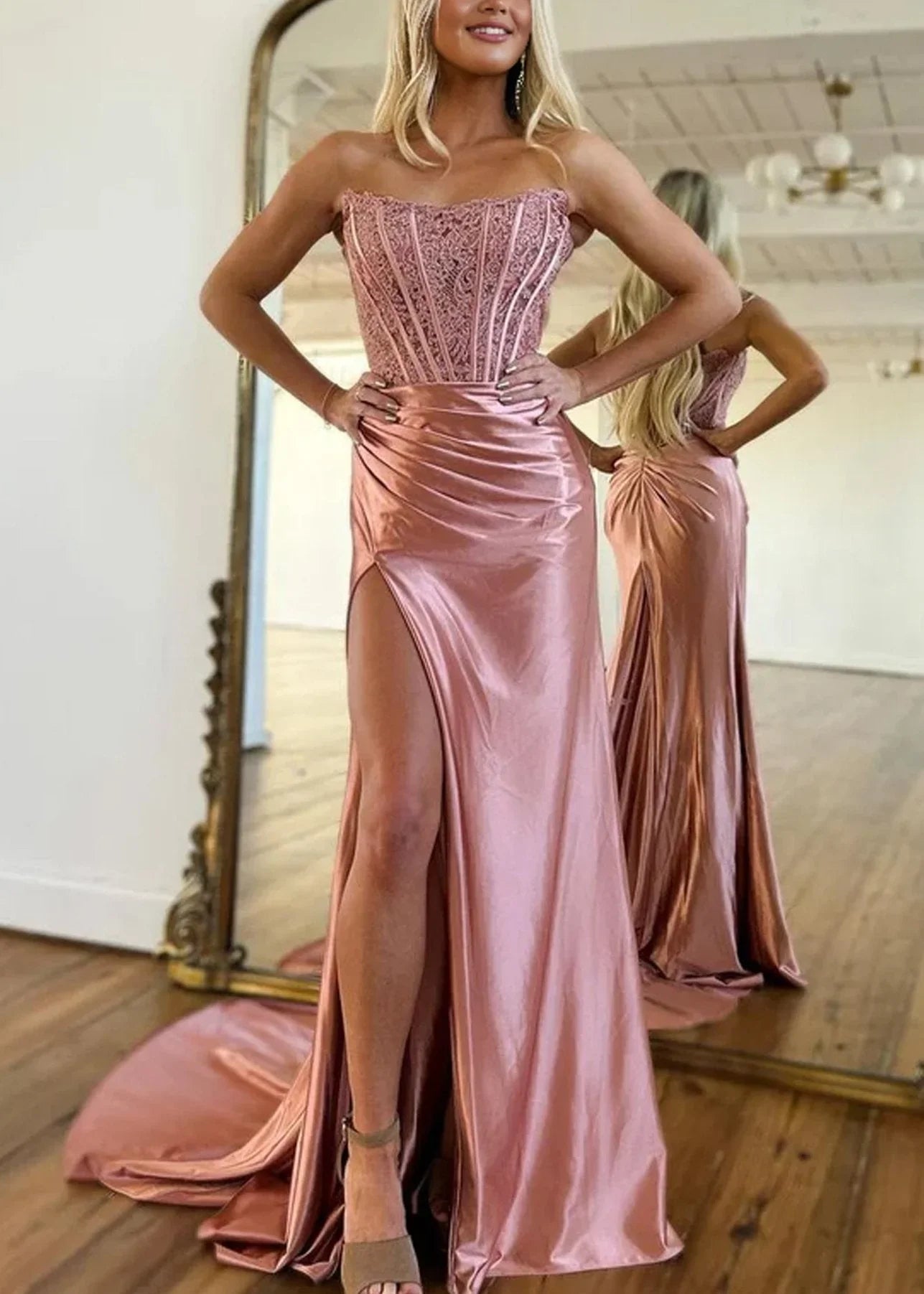 Arielle | Robe de bal en satin, corset sans bretelles, coupe fourreau avec fente