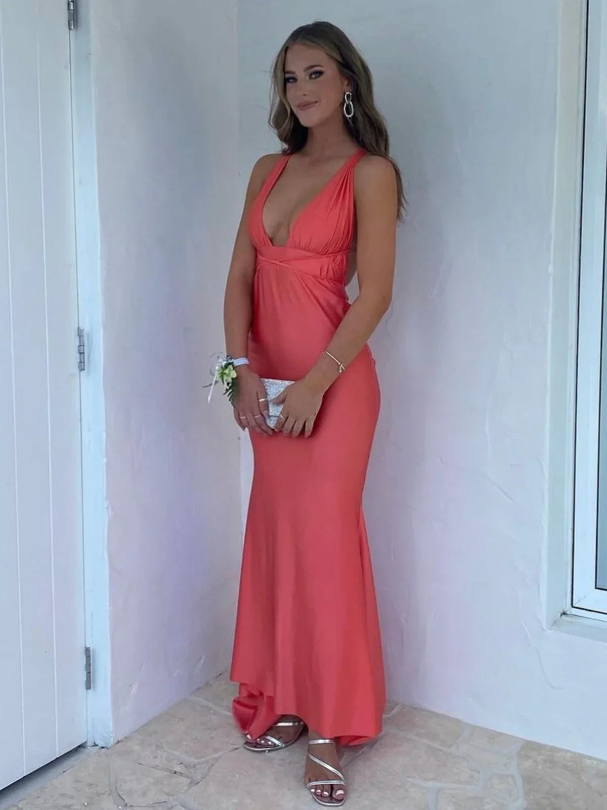 Helaina | Abito lungo da sera rosa chiaro in raso con scollo profondo a sirena