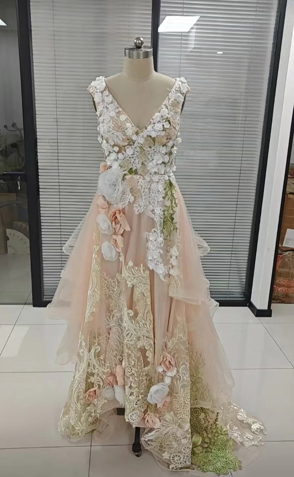 Elegante abito da sera formale a linea ad A in tulle con scollo a V e pizzo floreale per festa