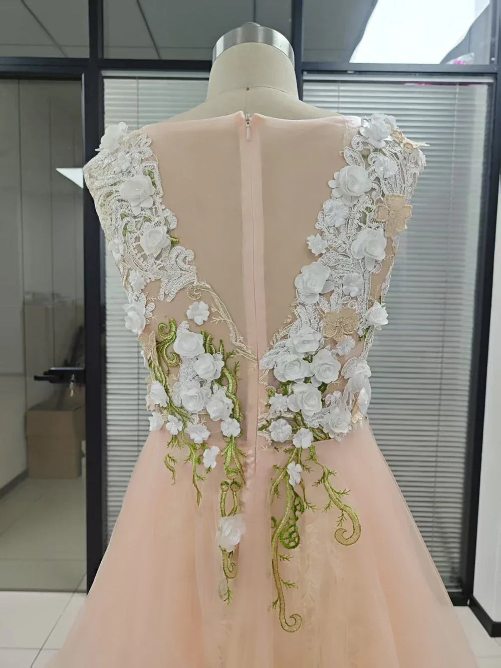 Elegante abito da sera formale a linea ad A in tulle con scollo a V e pizzo floreale per festa