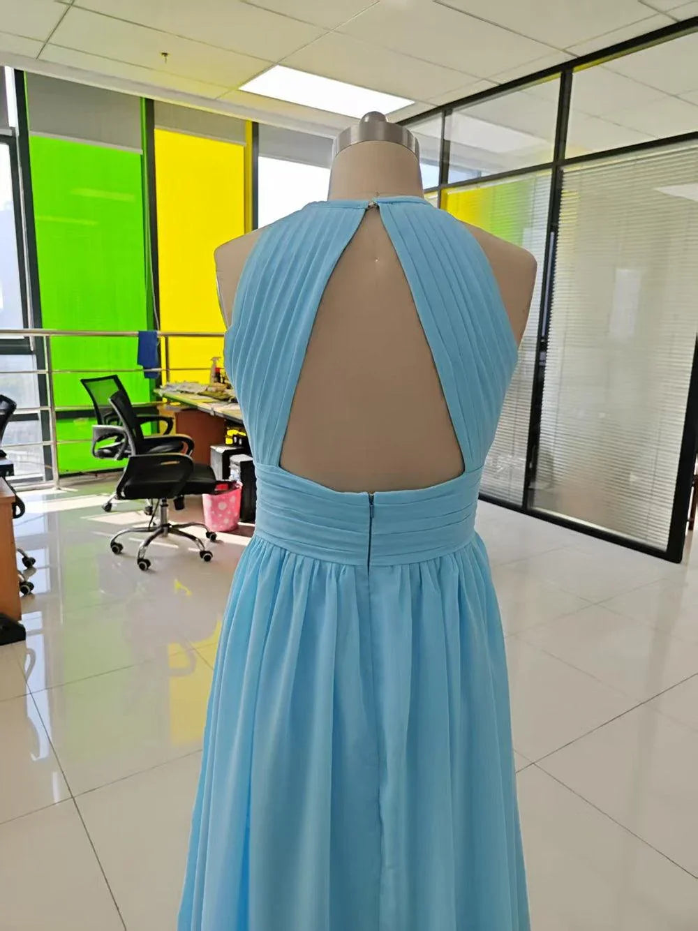 Abiti da sera in chiffon lunghi fino al pavimento, linea a trapezio, collo all'americana, schiena scoperta, pieghetti