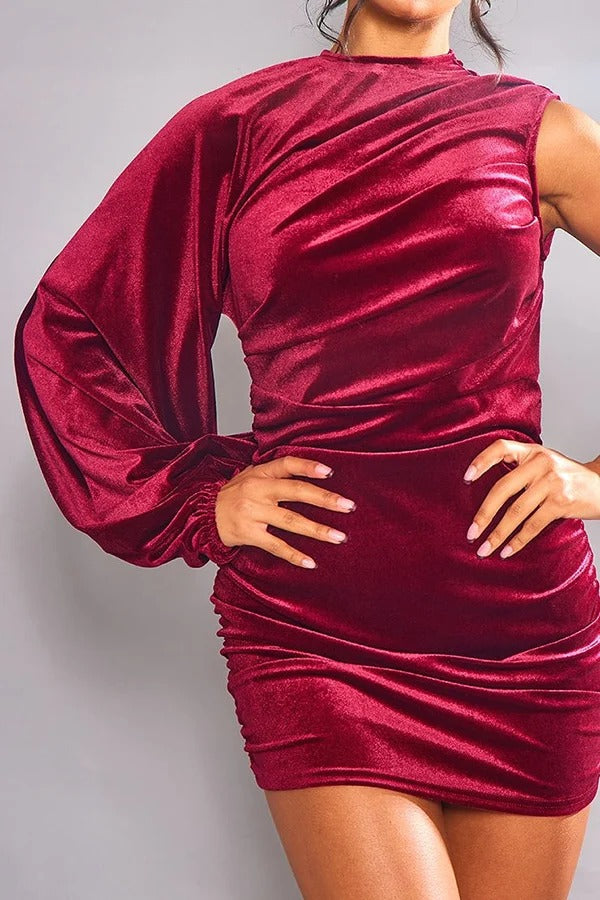 Vestido mini ajustado de terciopelo con un hombro fruncido y detalle elástico para fiesta