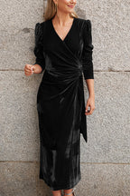 Elegante vestido de noche de diseño francés de manga larga en terciopelo dorado. 