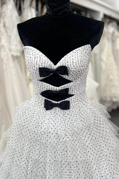 Vestido de fiesta de lunares sin tirantes, con volantes, capas y aberturas