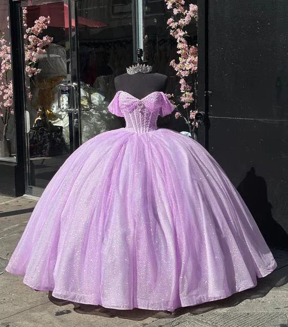 Glitzerndes schulterfreies fliederfarbenes Tüll-Ballkleid mit Perlenbesatz Quinceañera-Kleid Y7463