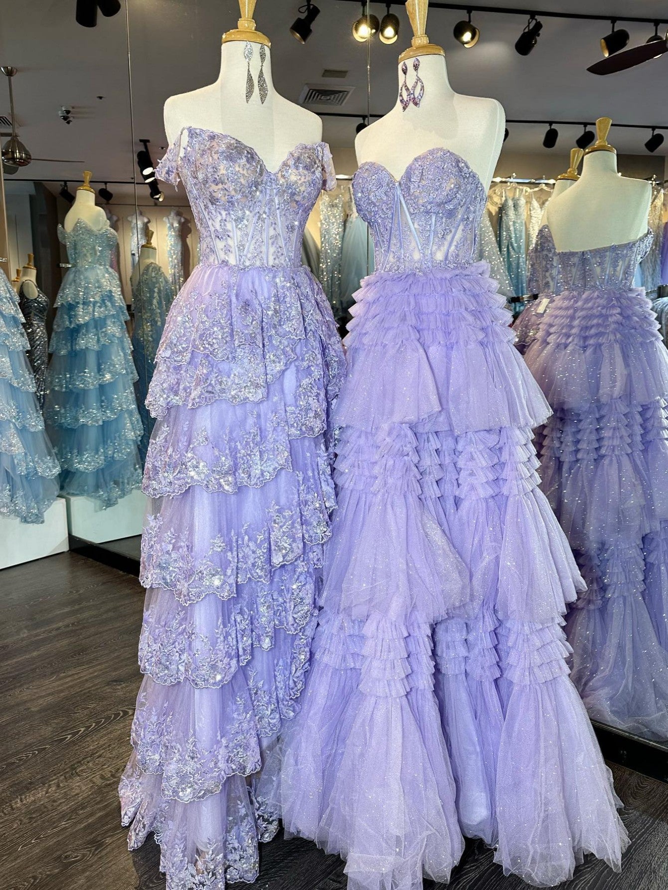 Abito da sera lungo in tulle a balze con scollo a cuore e linea a trapezio