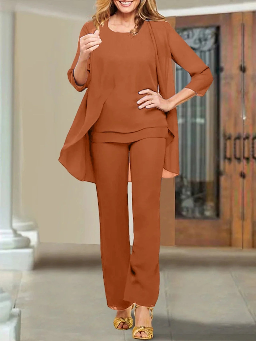 بدلات بنطلون من الشيفون بياقة دائرية لأم العروس