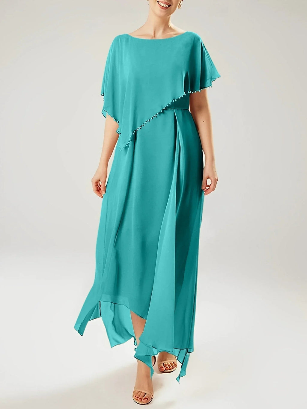 Abito a guaina/colonna con scollo a barca e maniche corte per madre della sposa con nappina