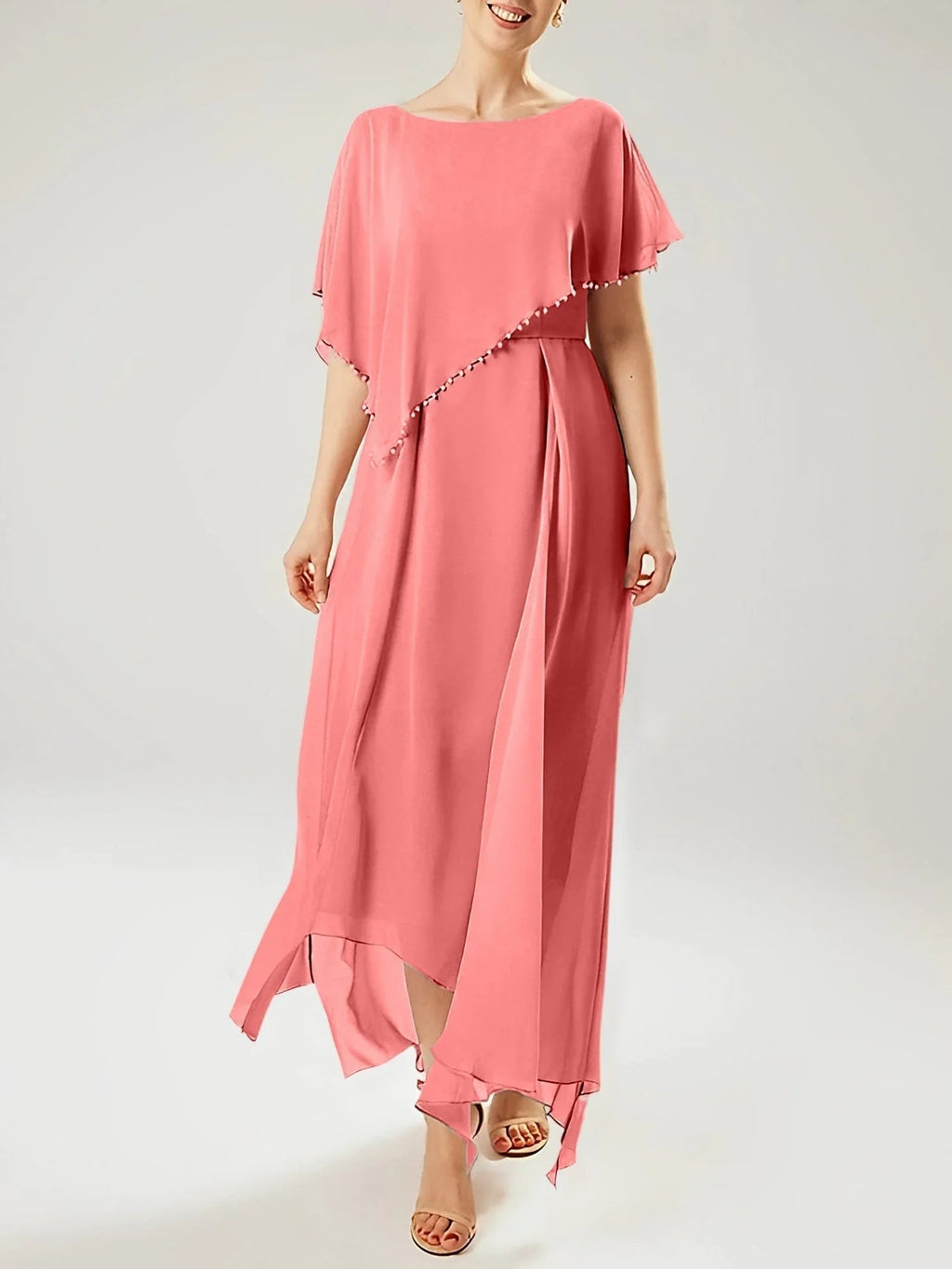 Abito a guaina/colonna con scollo a barca e maniche corte per madre della sposa con nappina