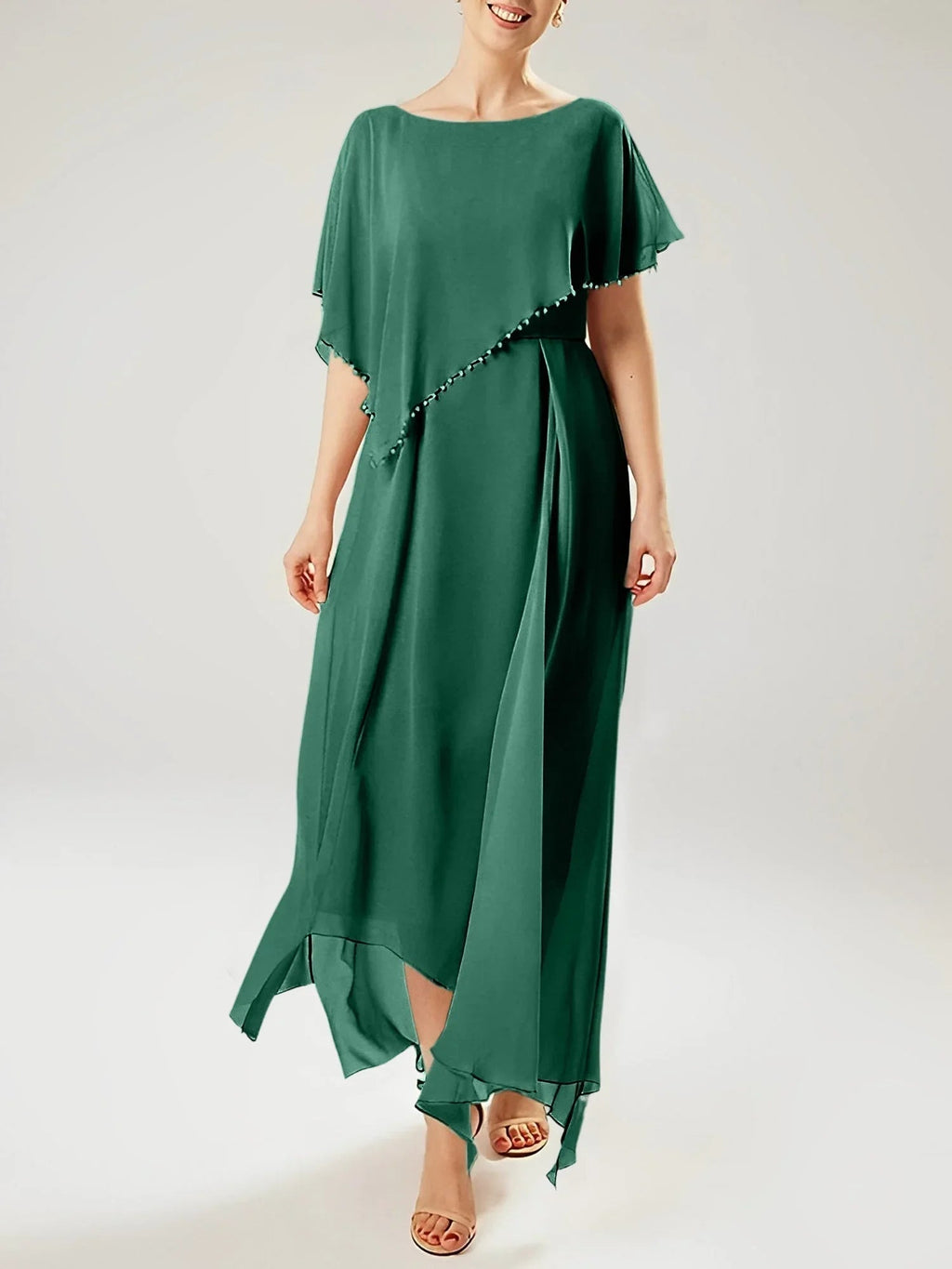 Abito a guaina/colonna con scollo a barca e maniche corte per madre della sposa con nappina