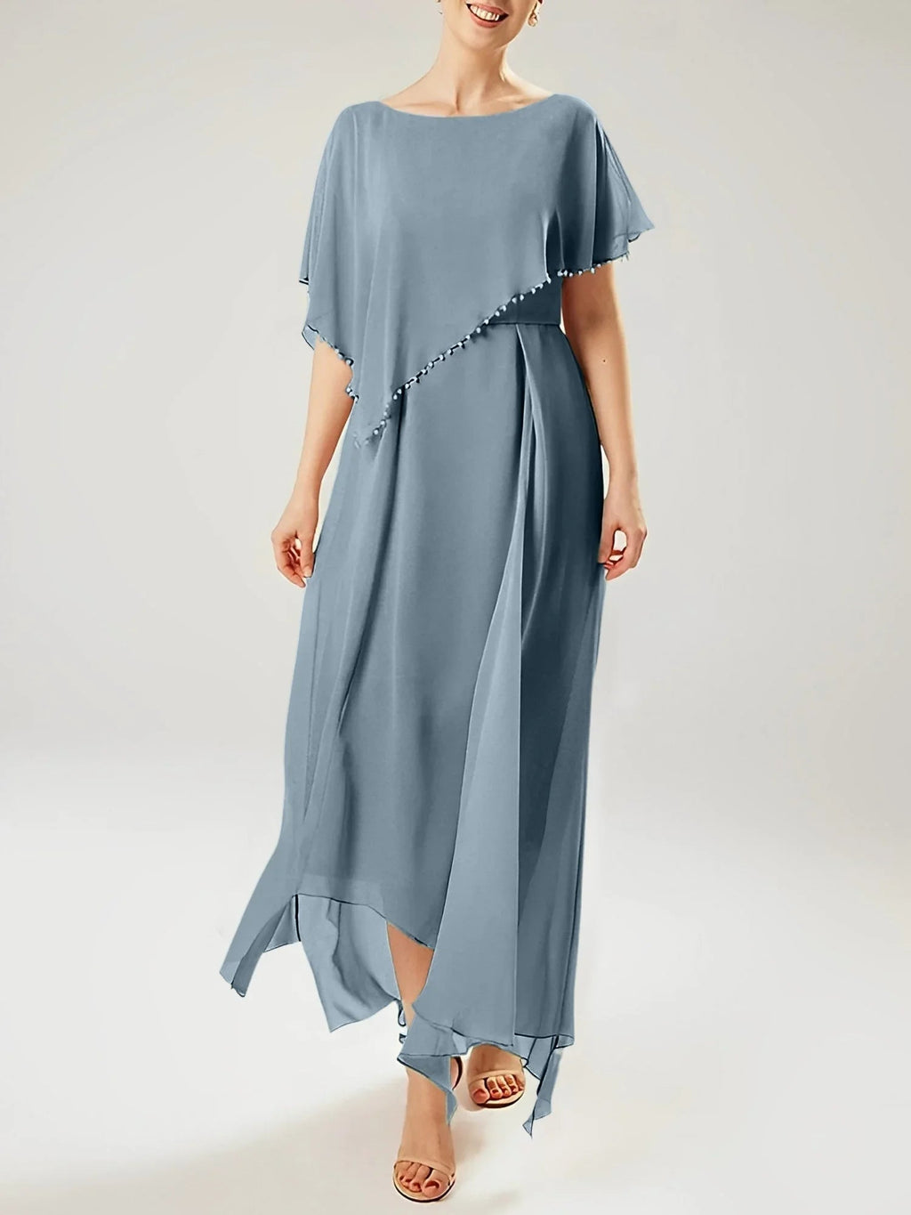 Abito a guaina/colonna con scollo a barca e maniche corte per madre della sposa con nappina