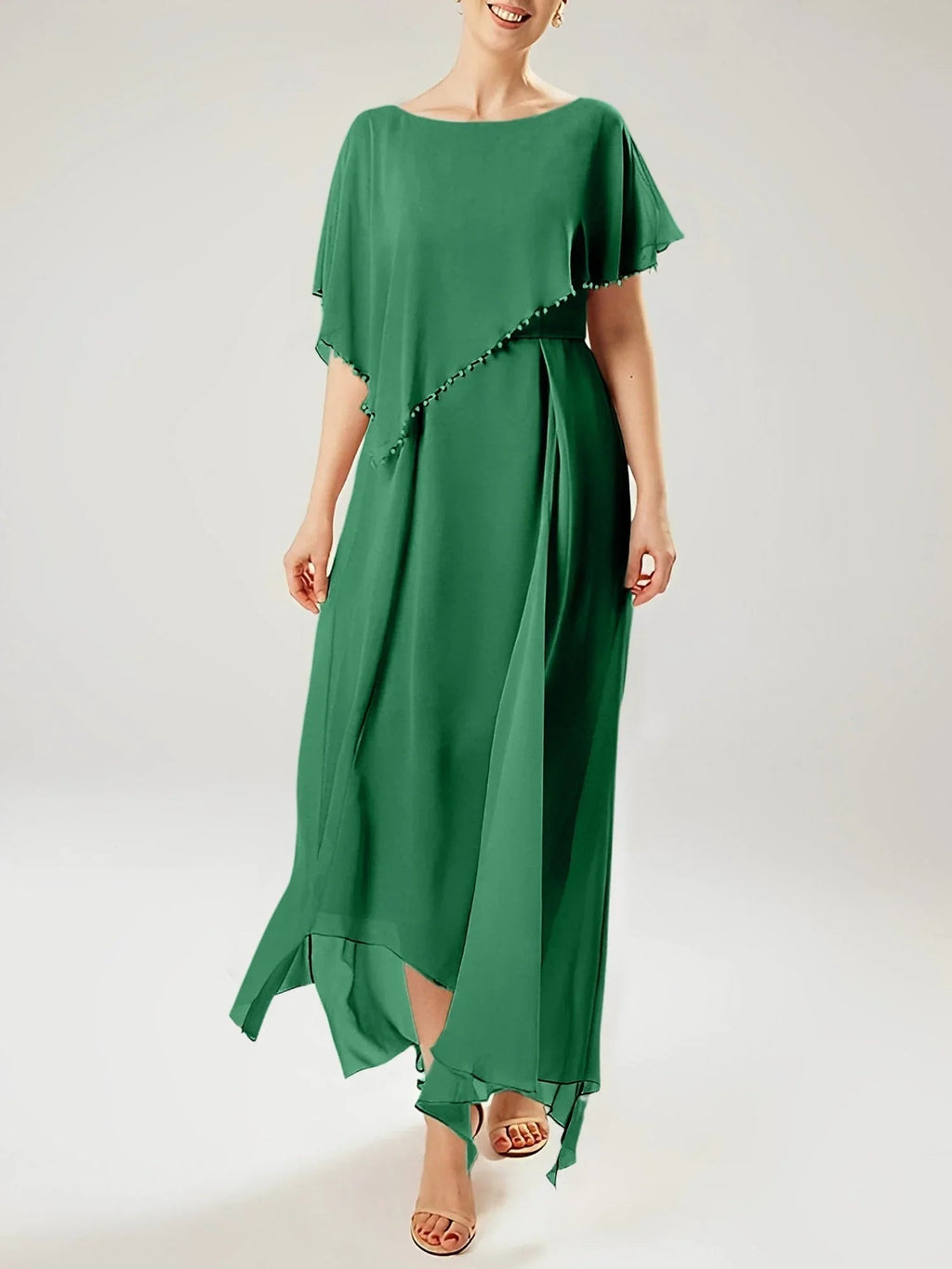 Abito a guaina/colonna con scollo a barca e maniche corte per madre della sposa con nappina