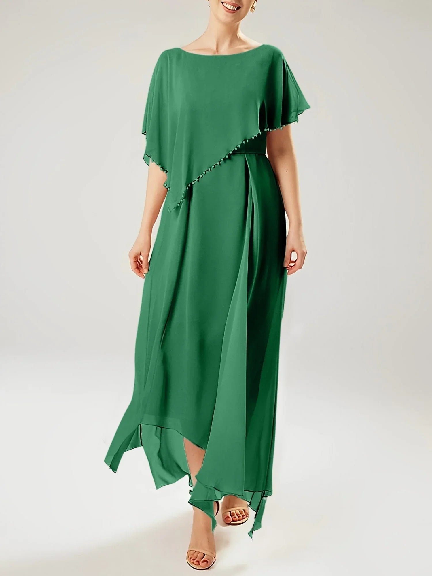 Abito a guaina/colonna con scollo a barca e maniche corte per madre della sposa con nappina