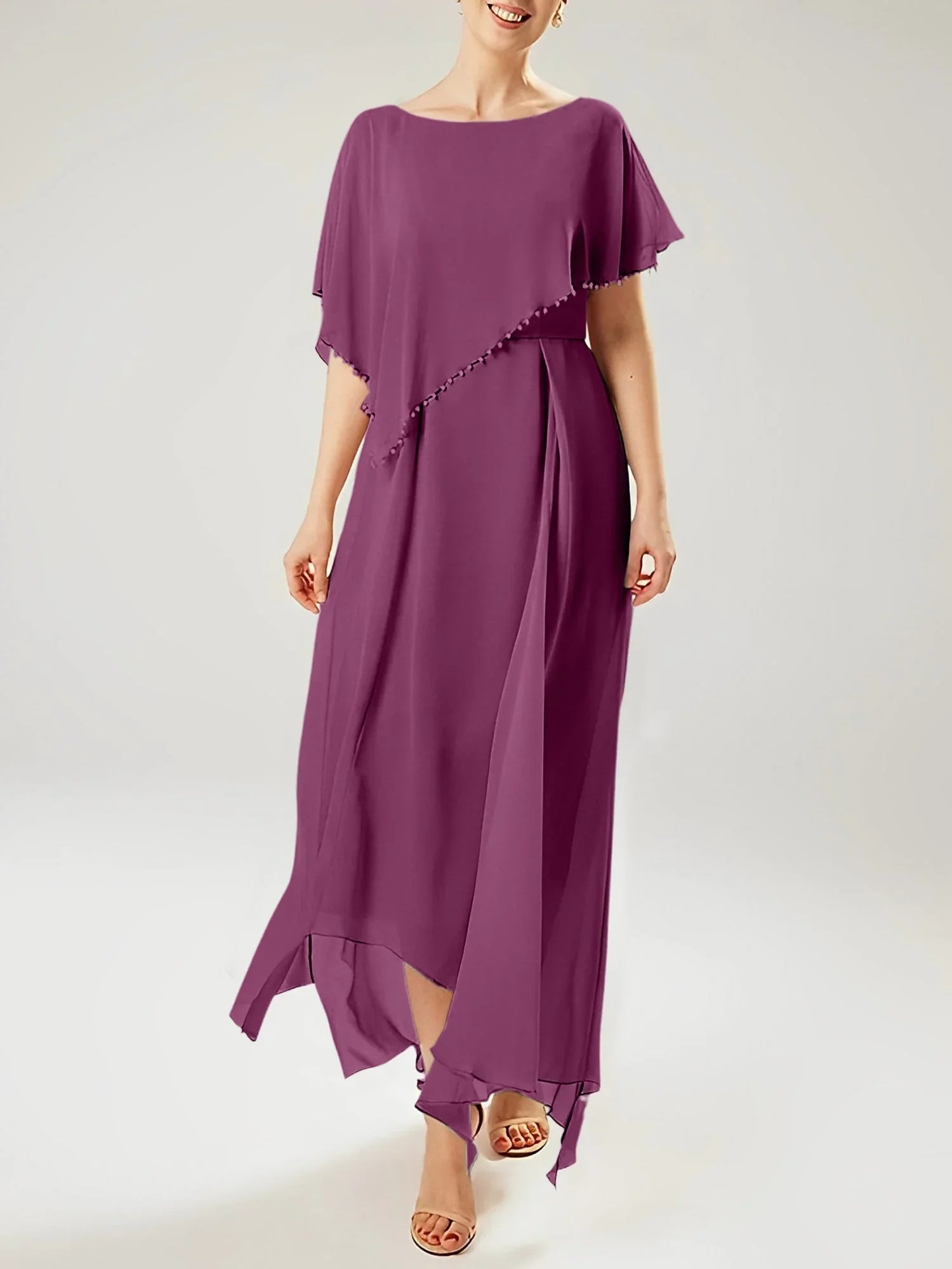 Abito a guaina/colonna con scollo a barca e maniche corte per madre della sposa con nappina