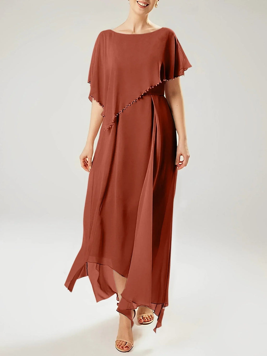 Abito a guaina/colonna con scollo a barca e maniche corte per madre della sposa con nappina