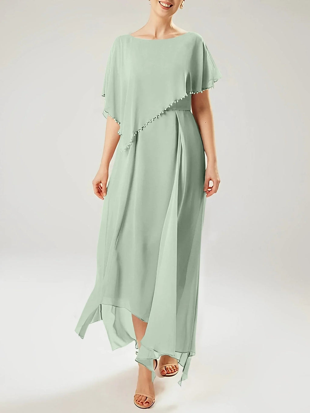 Abito a guaina/colonna con scollo a barca e maniche corte per madre della sposa con nappina