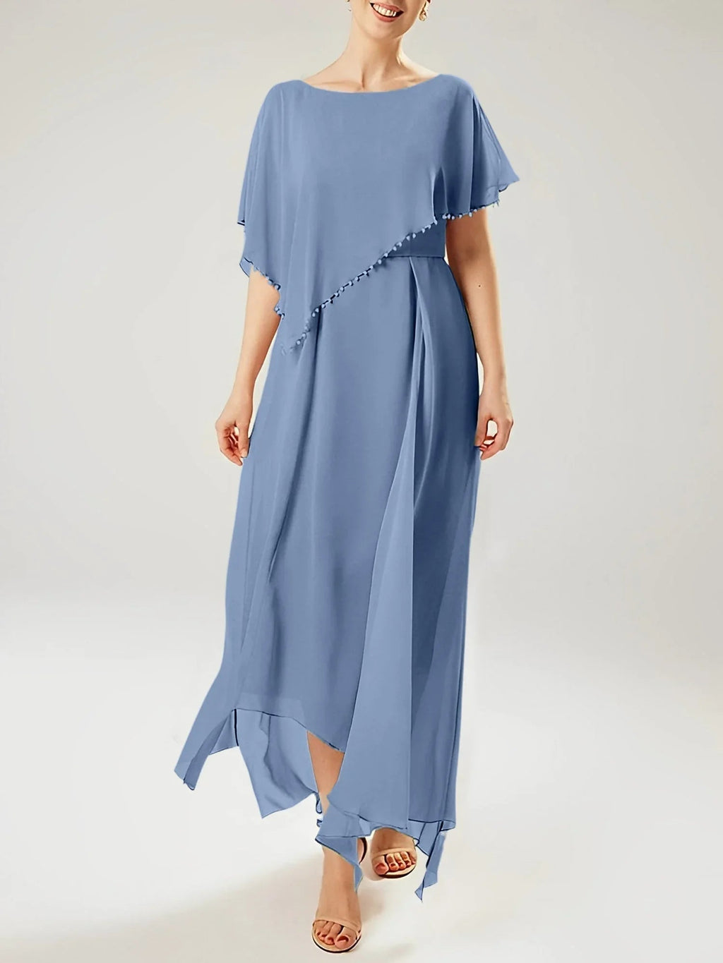 Abito a guaina/colonna con scollo a barca e maniche corte per madre della sposa con nappina