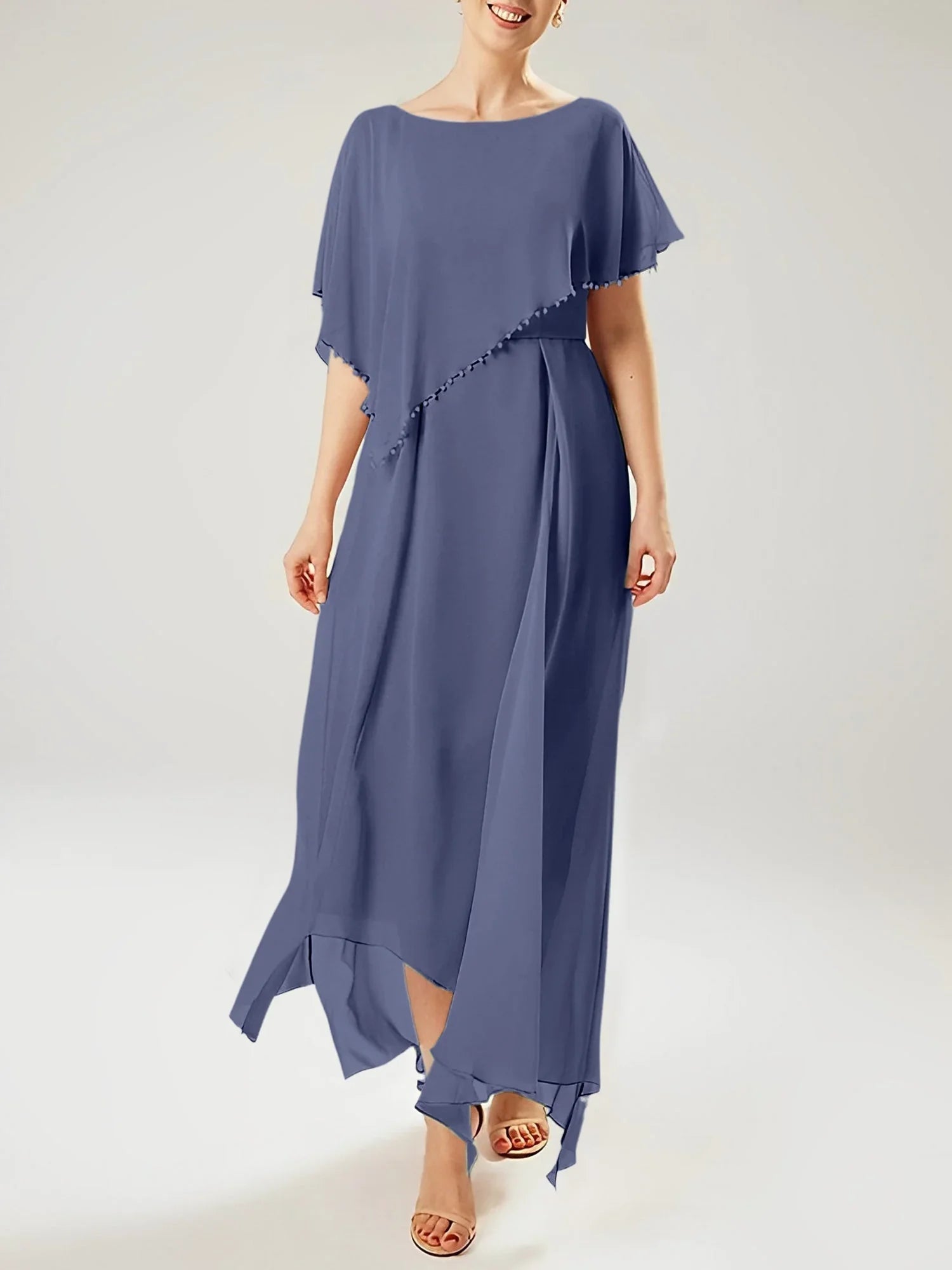 Abito a guaina/colonna con scollo a barca e maniche corte per madre della sposa con nappina