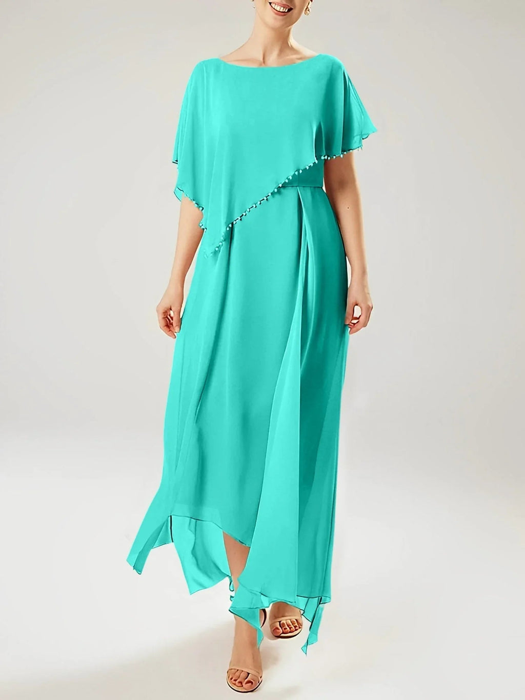 Abito a guaina/colonna con scollo a barca e maniche corte per madre della sposa con nappina