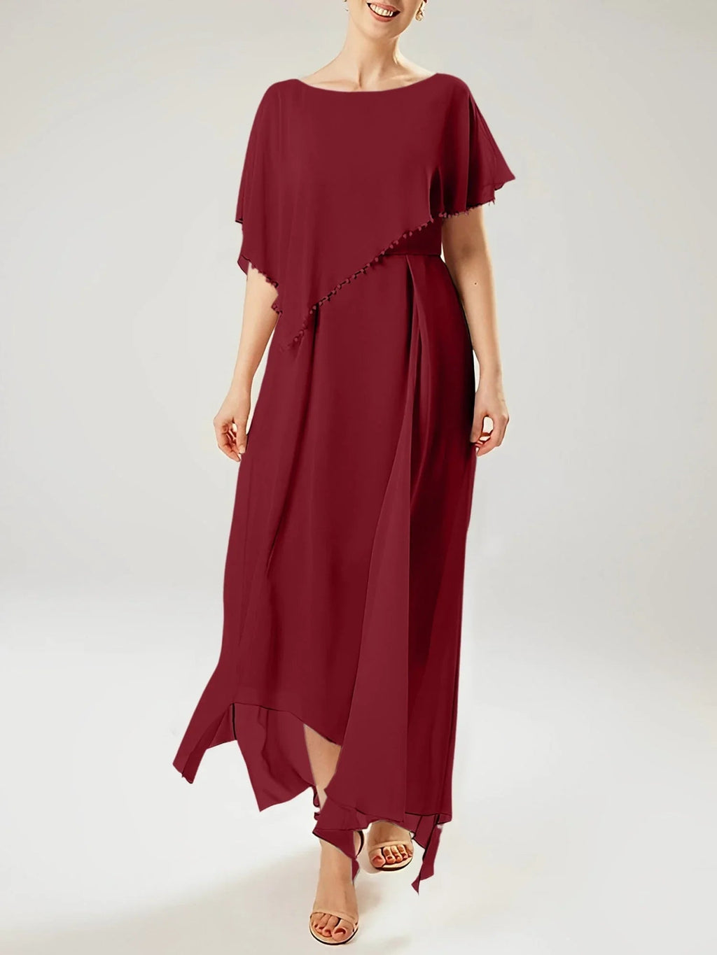 Abito a guaina/colonna con scollo a barca e maniche corte per madre della sposa con nappina