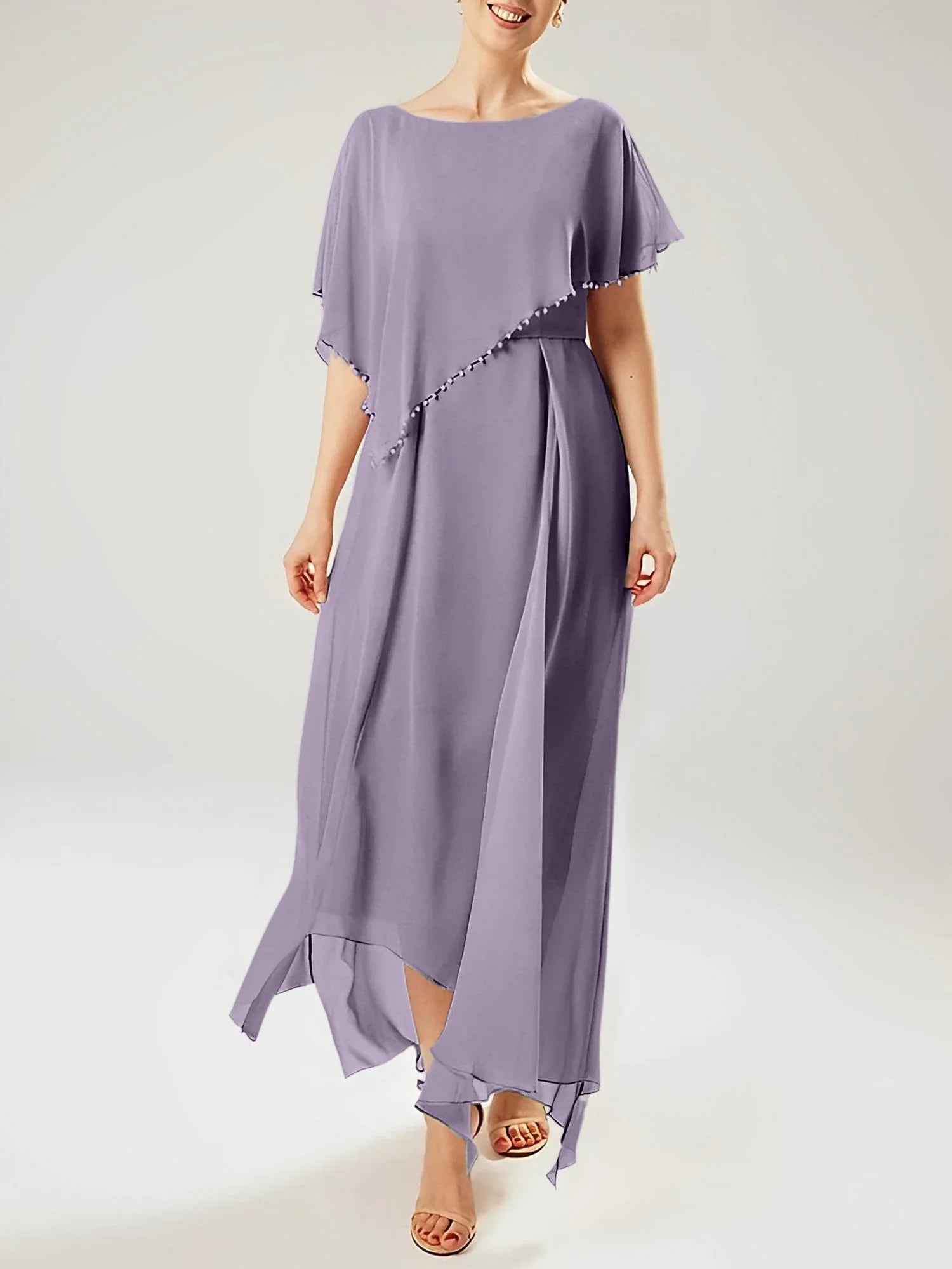 Abito a guaina/colonna con scollo a barca e maniche corte per madre della sposa con nappina