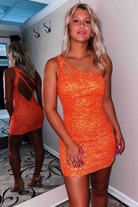 Vestido de fiesta corto ajustado con lentejuelas y un hombro brillante con abertura