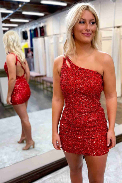Vestido de fiesta corto ajustado con lentejuelas y un hombro brillante con abertura