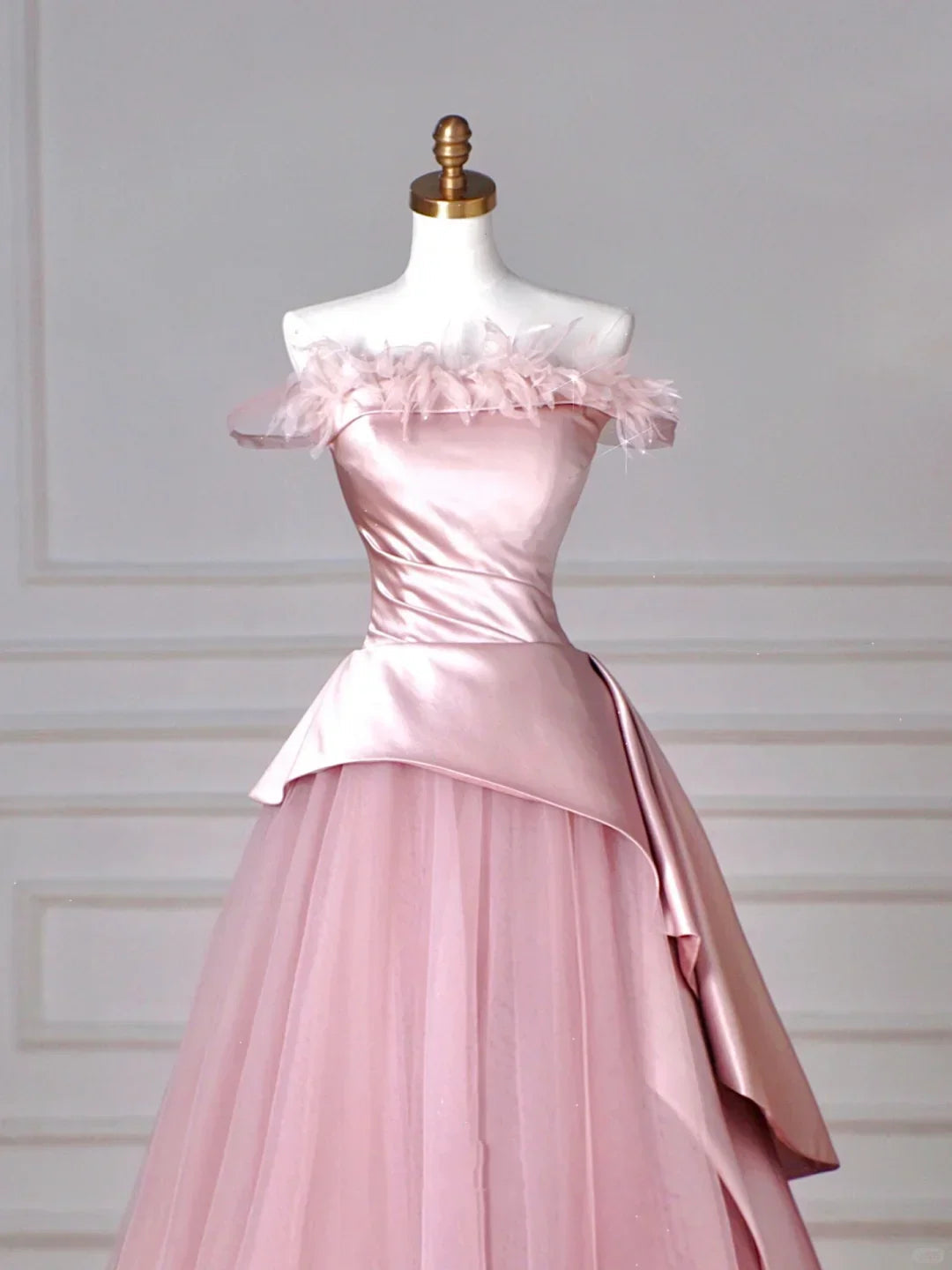 Robe de bal rose élégante en tulle et satin, sans bretelles, à col en plumes, coupe trapèze, pour soirée de gala Y8629