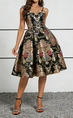 Robe midi en brocart noir à motif floral avec encolure en cœur et bretelles fines