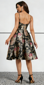 Robe midi en brocart noir à motif floral avec encolure en cœur et bretelles fines