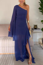 Vestido largo Party Pal de gasa con un solo hombro, mangas acampanadas y abertura 