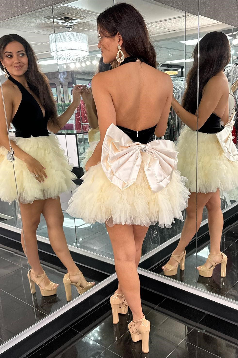 Kurzes Cocktailkleid mit Neckholder, Schleife hinten und Rüschen
