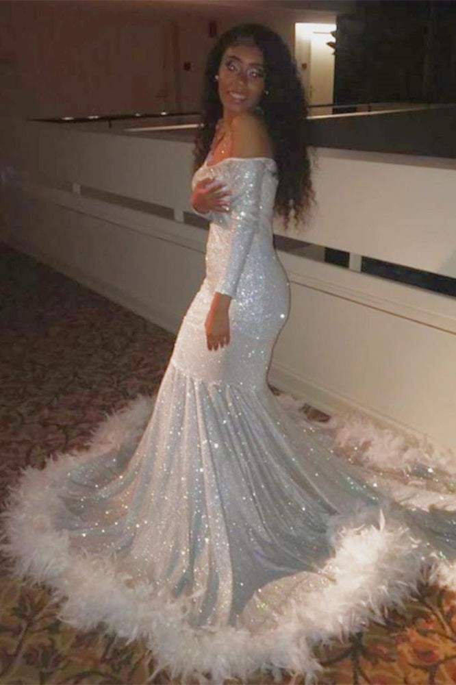 Abito lungo da sera sirena con paillettes, scollo a barca, piume e maniche lunghe