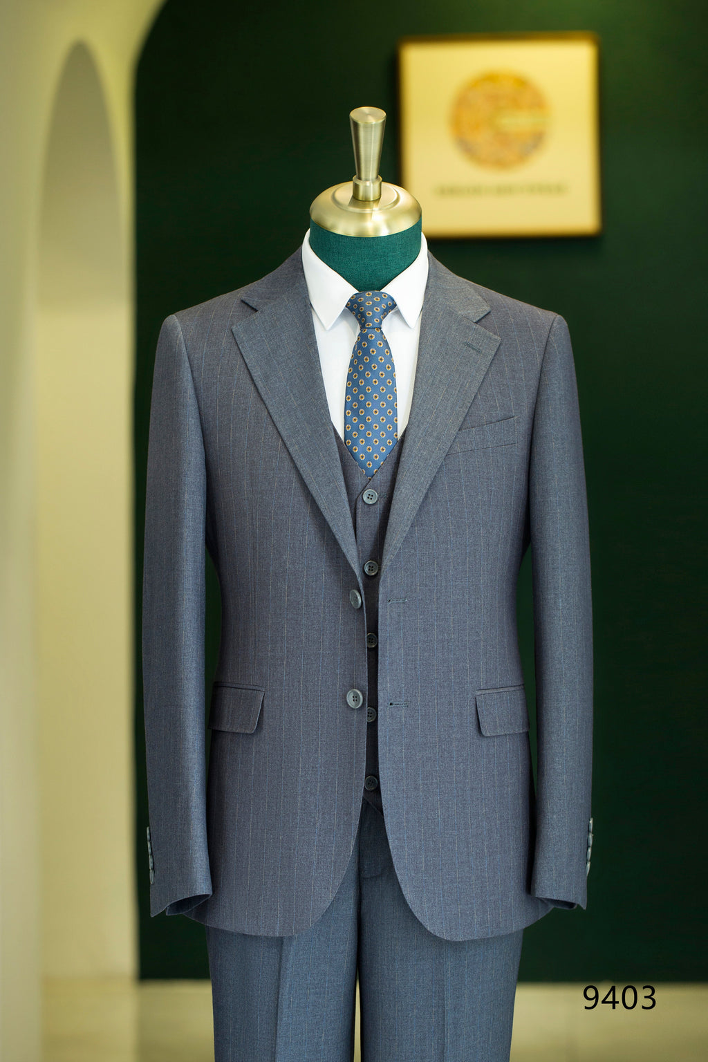 Costume trois pièces en laine grise à fines rayures pour mariage formel et affaires