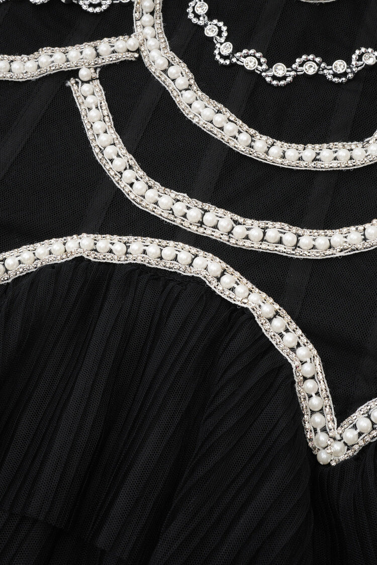 Abito da sera lungo in tulle a goccia con perle di cristallo e vita cadente a balze