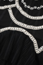 Abito da sera lungo in tulle a goccia con perle di cristallo e vita cadente a balze