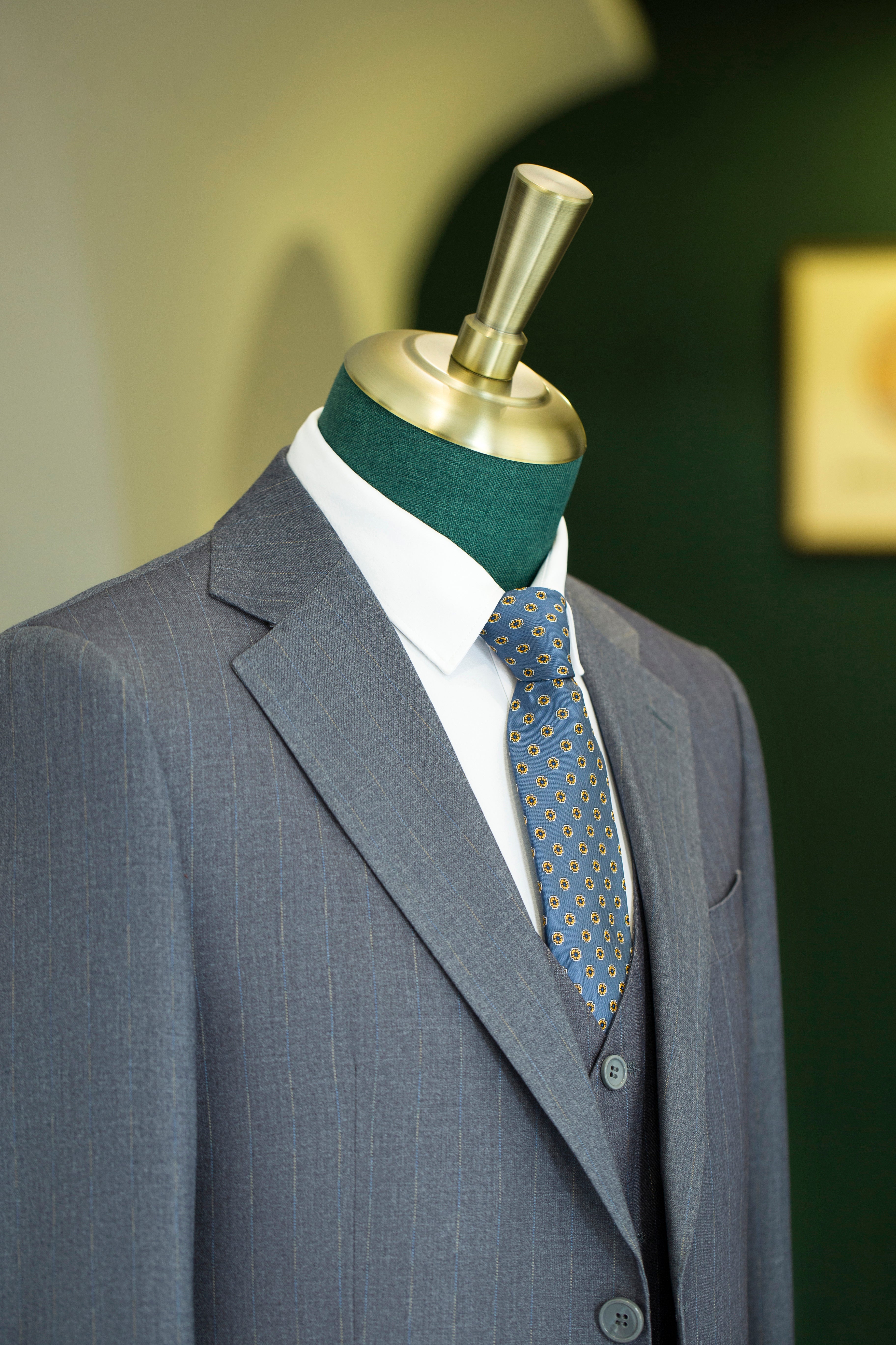 Abito in lana grigia a tre pezzi con pinstripe sottile per sposo formale e business